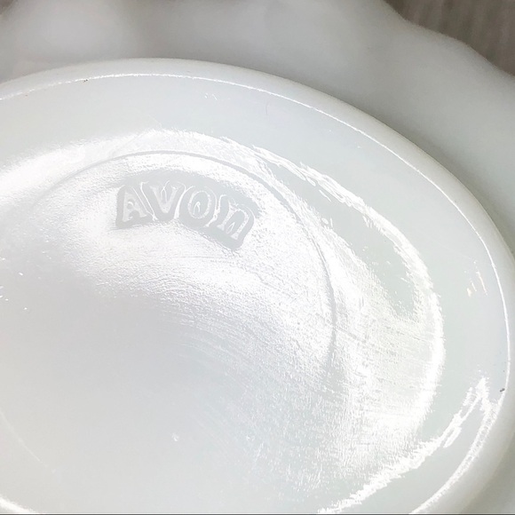 Vintage Avon Milk Glass Cherub on a Shell Dish - Picture 11 of 16